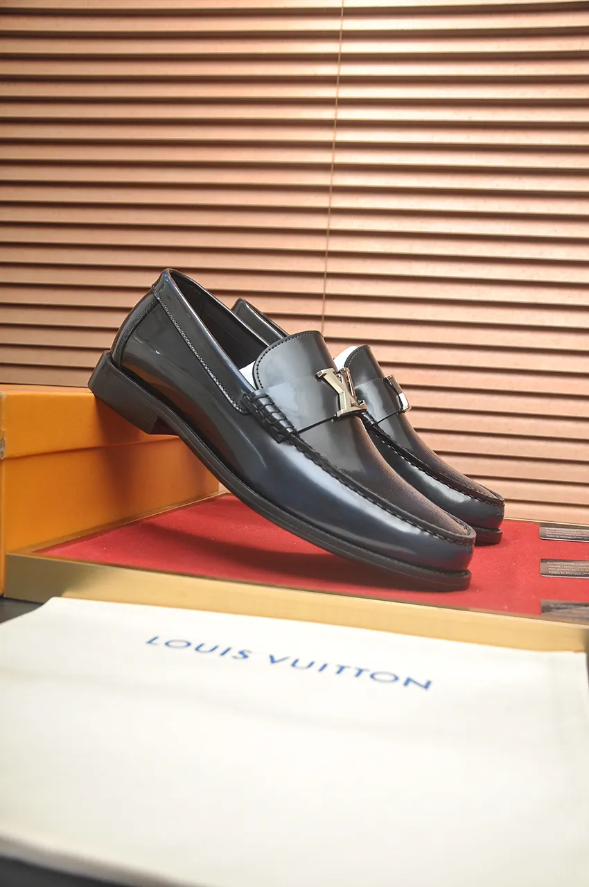 Men's men's shoes 💰560💶 [LV] (original single cowhide lining) 🍀LV's latest genuine leather business suit shoes are launched simultaneously on the official website. The first-layer cowhide imported from Italy is made of heavy gold, 💥1:1 rubber outsole from the official website. Versatile to wear, high-end without losing class, and the color combination is extraordinary. This four-season style is alluring when worn on your feet, showing off your big-name flair. Standard code 38-44 (45 customized)